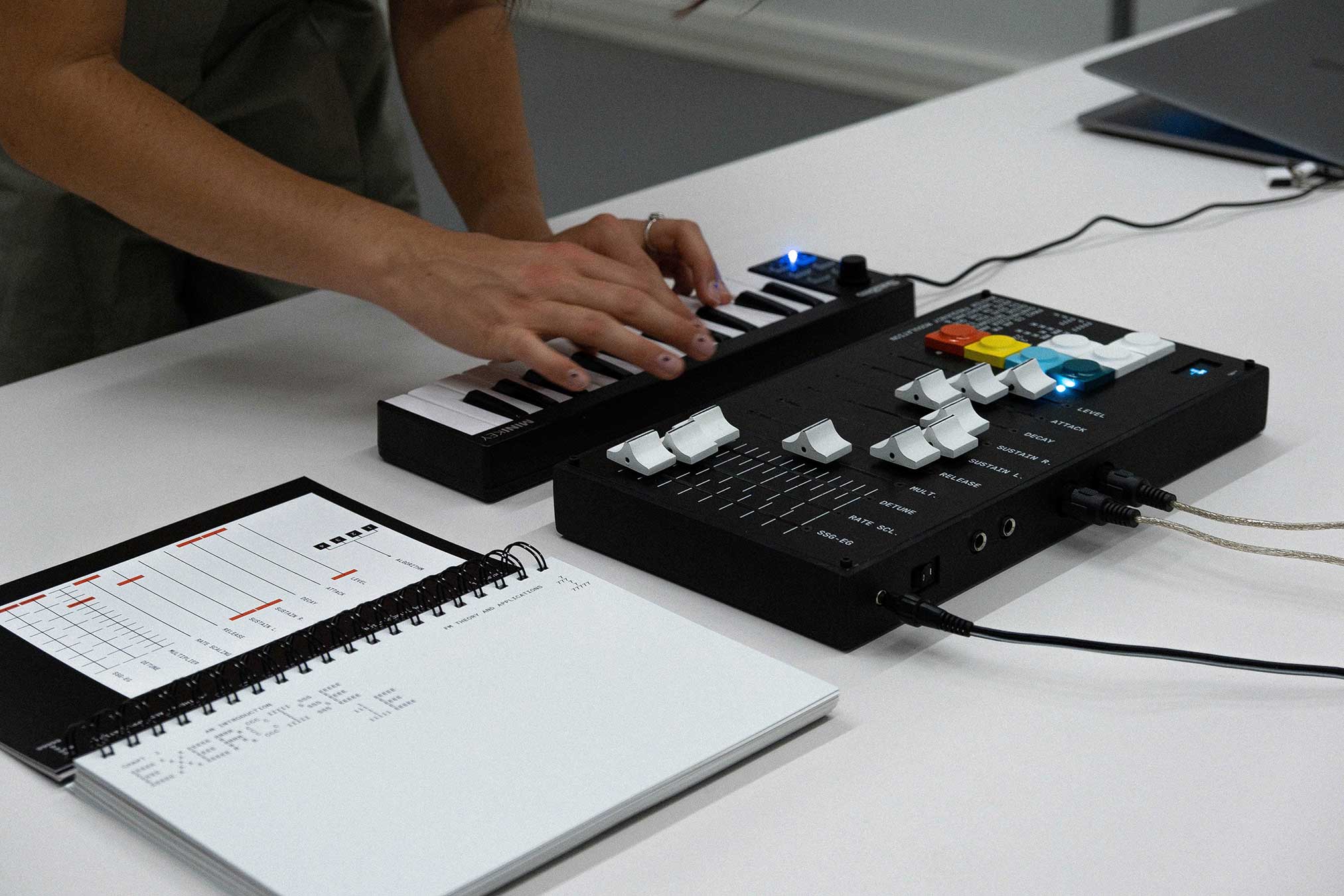 FM-42 Synthesiser — detail 2